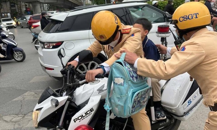 CSGT Hà Nội kịp thời đưa cháu bé lớp 1 đi lạc về với gia đình