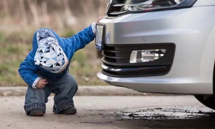 Bố lùi xe bất cẩn, vô tình cán con gái 1 tuổi tử vong thương tâm ở Malaysia