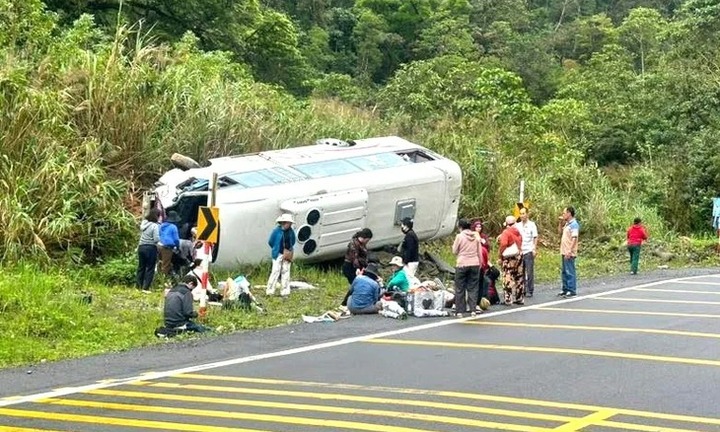 Tai nạn giao thông trên đèo Khánh Lê: Xe chở 25 hành khách bị lật, 6 người phụ nữ bị thương nặng
