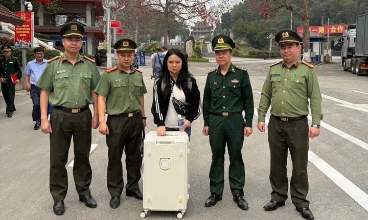 Bàn giao một đối tượng người Trung Quốc đang bị truy nã về tội lừa đảo