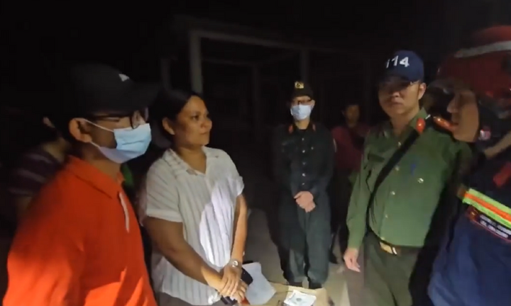 Clip: Người phụ nữ Myanmar bật khóc cảm ơn Đội cứu hộ, cứu nạn đến từ Việt Nam đã tìm thấy thi thể con trai