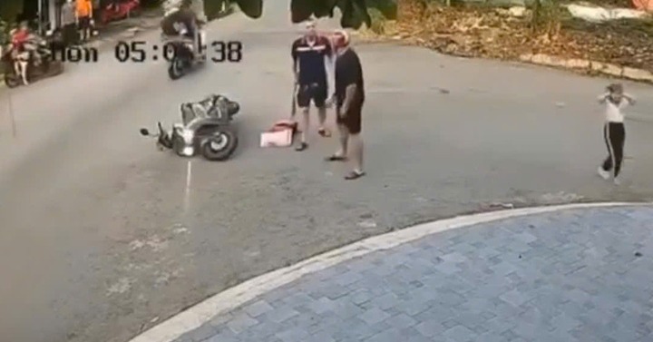 Vụ tài xế ô tô cầm gậy đánh người đàn ông chở con đi học ở Bình Dương: Tiết lộ nguyên nhân