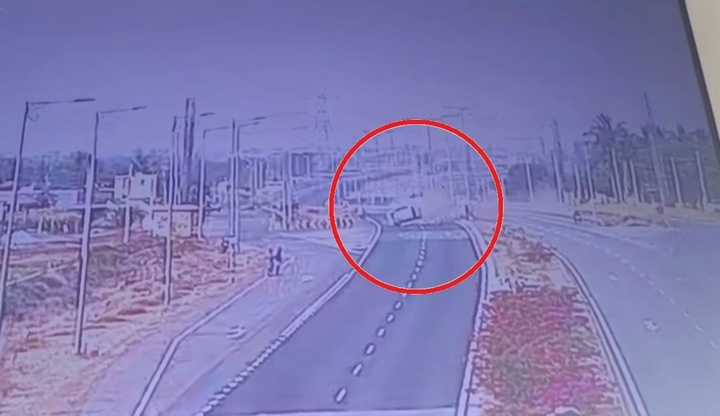 Clip: Ô tô mất lái, lộn nhiều vòng trên không trung, 2 người tử vong thương tâm