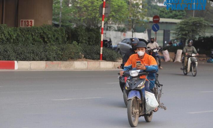 Tài xế nối đuôi nhau đi ngược chiều, leo lên vỉa hè bất chấp mức phạt cao