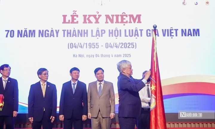 Hội Luật gia Việt Nam đón nhận Huân chương Lao động hạng Nhất