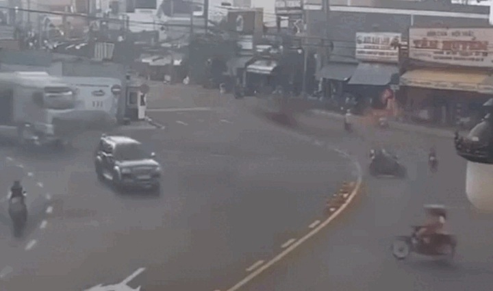 Khoảnh khắc người đàn ông bị cuốn vào gầm xe đầu kéo, thoát chết thần kỳ khiến ai cũng 