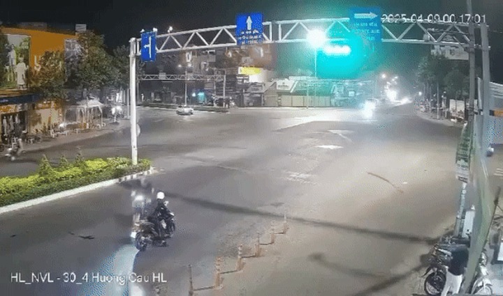 Clip: Phẫn nộ cảnh gã trai vô cớ dùng kéo tấn công nhiều người đi đường tại Cần Thơ