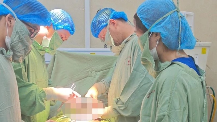 Bụng ngày càng to, cô gái tá hỏa phát hiện u buồng trứng 