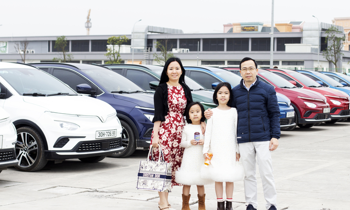 Gần 400 xe điện VinFast tạo biểu tượng 