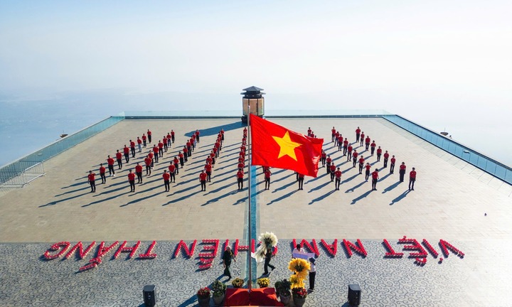 Du lịch cả nước rực đỏ dịp 30/4: nơi dựng bản đồ Việt Nam bằng màu cờ sắc áo, nơi tái hiện “Gian hàng Giải Phóng” 