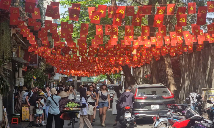Con đường cờ đỏ sao vàng