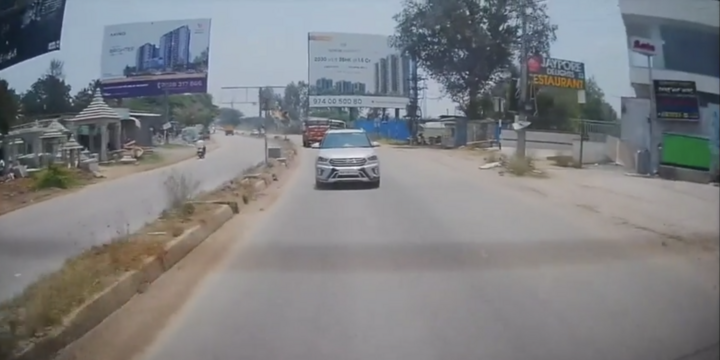 Clip: Camera ghi lại khoảnh khắc ô tô lộn nhào nhiều vòng giữa đường