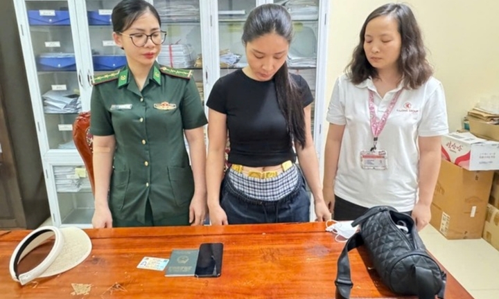 Người phụ nữ vận chuyển trái phép 4kg vàng qua biên giới khai gì?