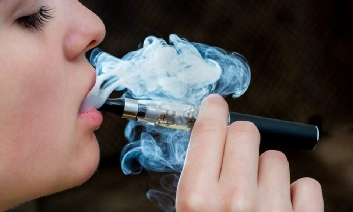 Cô gái 16 tuổi nhập viện nguy kịch vì hút thuốc lá điện tử để