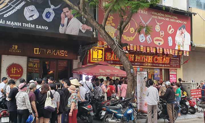 Vàng thế giới tăng, có cá nhân