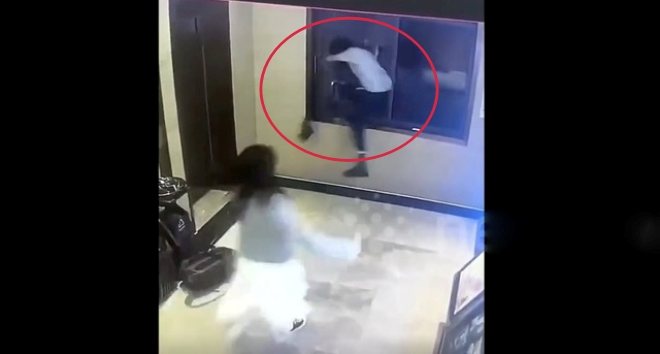 Clip: Cãi nhau với người yêu, nam thanh niên liều lĩnh lao qua cửa sổ khách sạn và cái kết