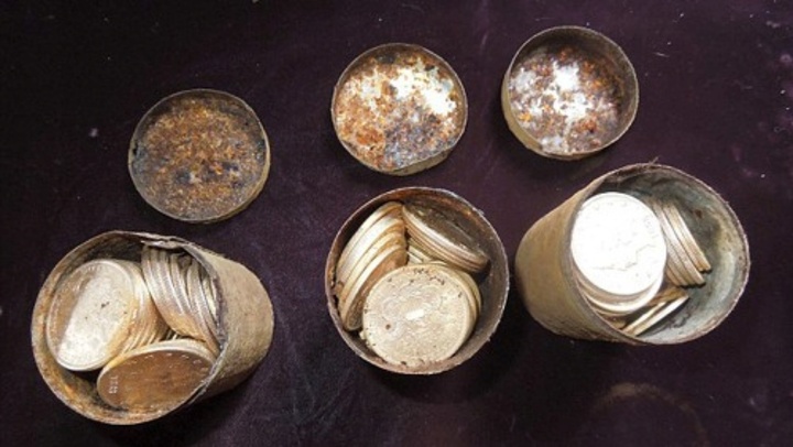 Dắt chó đi dạo, cặp vợ chồng vô tình đào được 8 hũ vàng trị giá 259 tỷ đồng