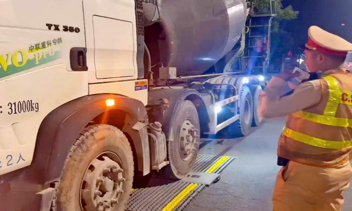 Hà Nội: Xử lý hàng loạt xe bồn để nước thải bê tông rơi vãi tại Ba Vì