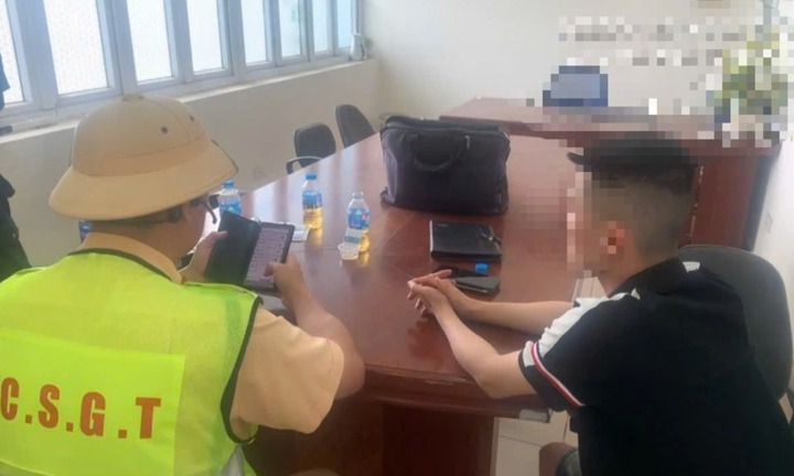 Tài xế ô tô ngủ trên cao tốc bị phát hiện vi phạm nồng độ cồn, dương tính với ma túy