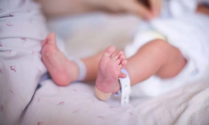 Bố mẹ nhiều lần xoa cồn vào nướu răng để con thôi quấy khóc, bé sơ sinh tử vong thương tâm