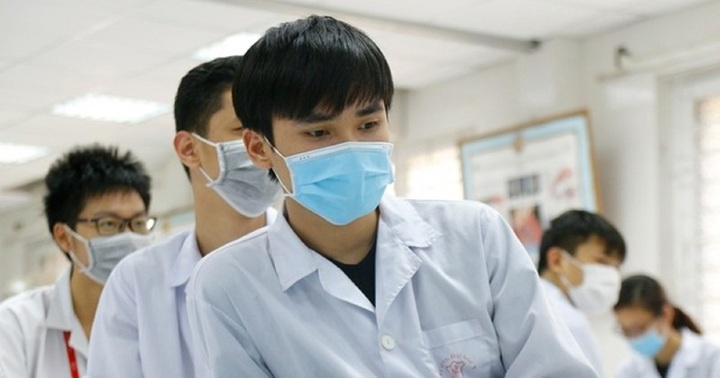 Sinh viên một trường đại học ở Hà Nội có thể bị kỷ luật nếu mặc áo trễ cổ, váy ngắn lộ đầu gối