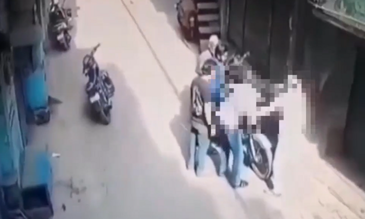 Clip: Đang đi xe máy, nam thanh niên bất ngờ lên cơn đau tim, tử vong thương tâm