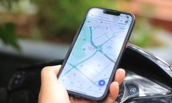 Năm 2025, vừa lái xe vừa xem Google Maps có bị phạt