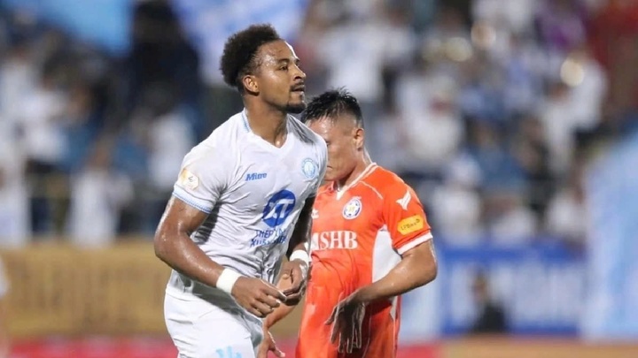 Xuân Son bất ngờ ký hợp đồng 