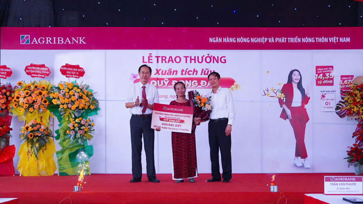 Agribank trao Giải Đặc biệt trị giá 01 tỷ đồng cho khách hàng trúng thưởng chương trình Tiết kiệm dự thưởng “Xuân tích lũy - Quỹ đong đầy” 