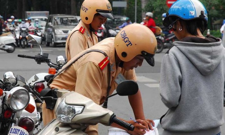 Mất biên bản phạt vi phạm giao thông có bị giữ bằng lái luôn không?