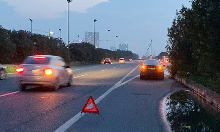 Dừng ôtô trên cao tốc không bật đèn khẩn cấp bị phạt bao nhiêu tiền?