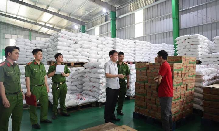 Công an đột kích Công ty Famimoto, tạm giữ hàng trăm tấn hạt nêm, mỳ chính giả