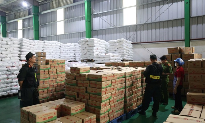 Cận cảnh khoảng 71.000 lít dầu ăn, 40 tấn mì chính và 22 tấn hạt nêm giả của Công ty Famimoto Việt Nam