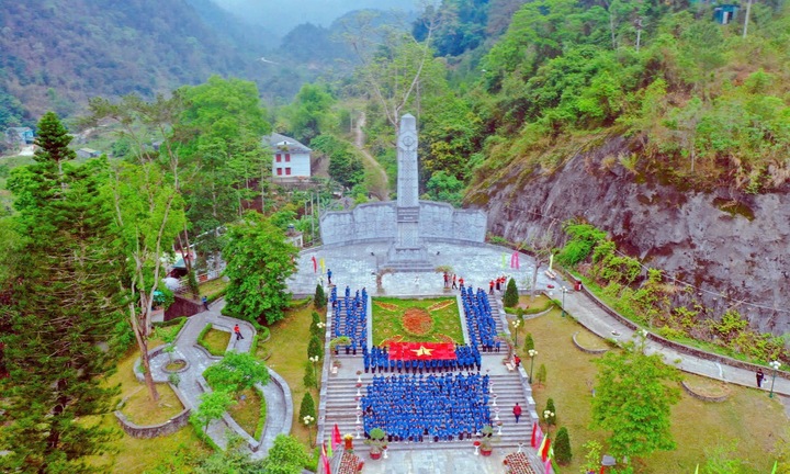 Bảo Việt Nhân thọ: Xác lập kỷ lục Việt Nam tại cột mốc Km 0 Đường Hồ Chí Minh (tỉnh Cao Bằng) – Lan tỏa hào khí Việt và khởi động Chương trình An sinh Giáo dục 2025