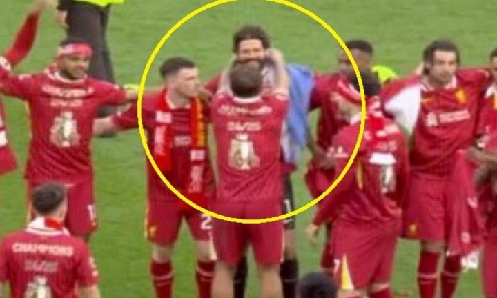 Alisson bị đồng đội 