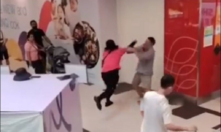 Clip: Hai người đàn ông đánh nhau túi bụi ngay tại trung tâm thương mại