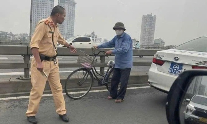 Tin tức thời sự hôm nay (29/4): CSGT ngăn chặn cụ ông đi xe ngược chiều trên cầu