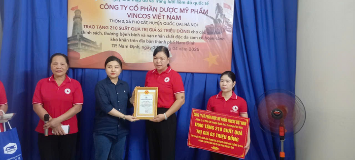 Dược mỹ phẩm Vincos: Thăm và tặng quà các gia đình chính sách nhân dịp kỷ niệm 50 năm ngày giải phóng miền Nam thống nhất đất nước