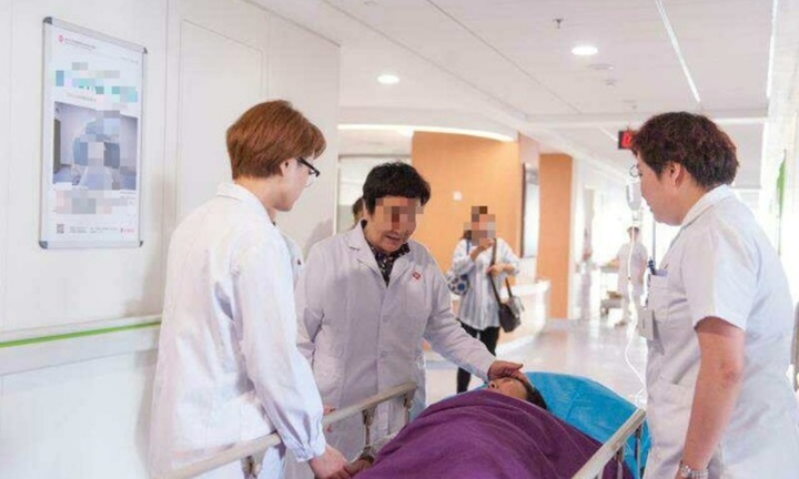 Người phụ nữ bị ung thư, bác sĩ