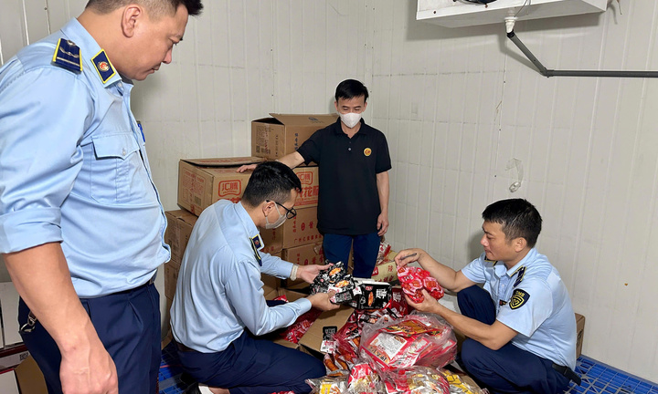 Thái Nguyên: Thu giữ hàng chục nghìn sản phẩm xúc xích, chân gà nhập lậu