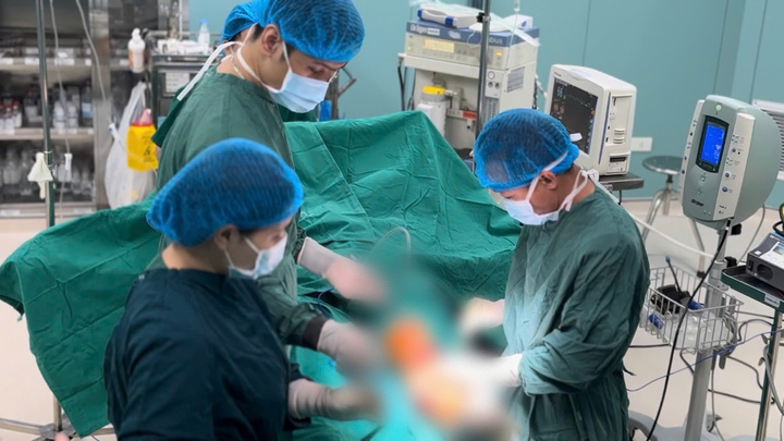 Hà Nội: Người phụ nữ va chạm xe tải khiến chân trái tổn thương nghiêm trọng
