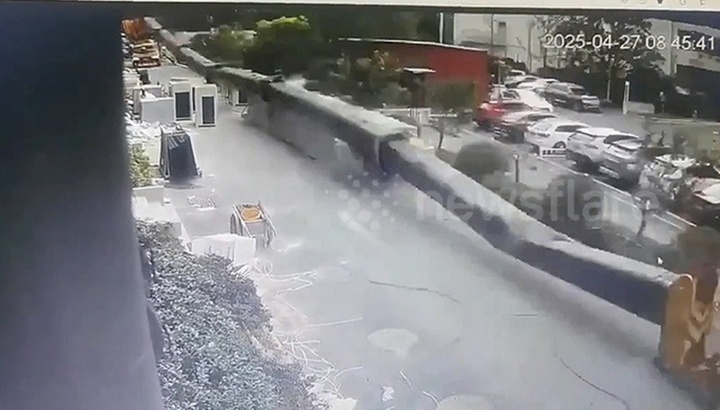 Clip: Cần cẩu bất ngờ đổ sập tại công trường, suýt đè trúng người đi đường
