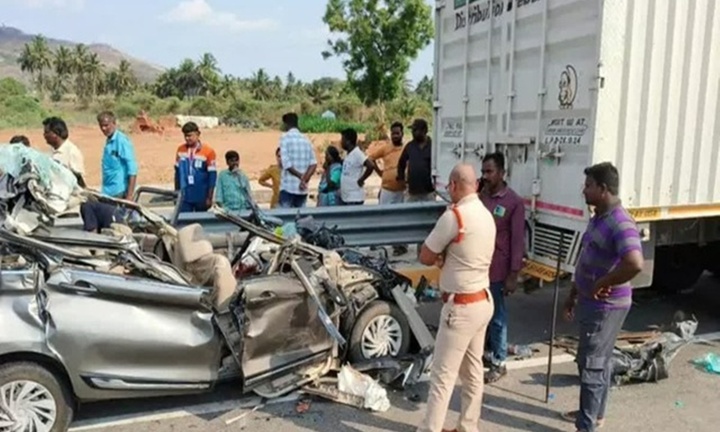 Clip: Kinh hoàng ô tô chạy tốc độ cao, đâm đuôi xe tải khiến 5 người tử vong