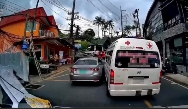 Clip: Taxi không nhường đường xe cứu thương, cướp đi mạng sống bệnh nhân chờ cấp cứu