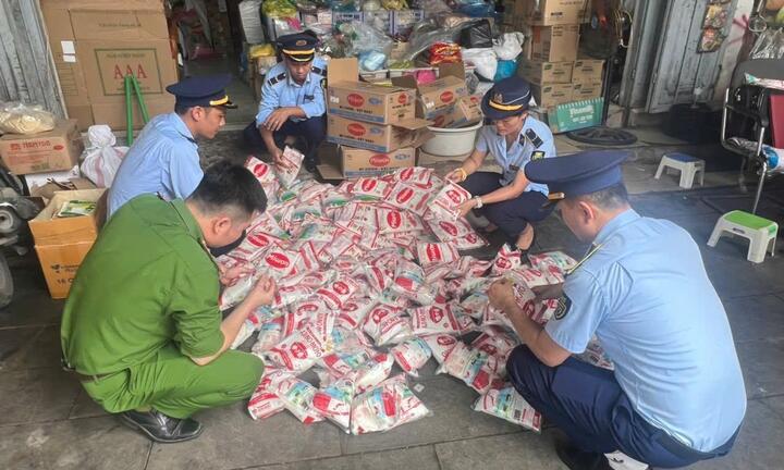 Thu giữ trên 500kg bột ngọt nghi giả mạo nhãn hiệu Miwon