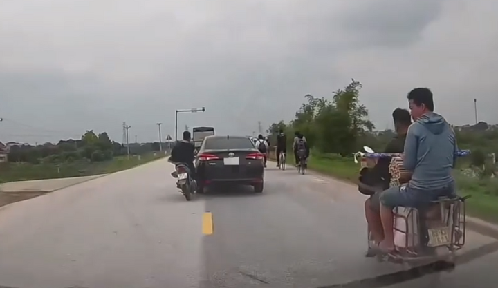 Clip: Vượt ẩu, nam thanh niên đi xe máy lao thẳng vào ô tô, ngã lăn ra đường