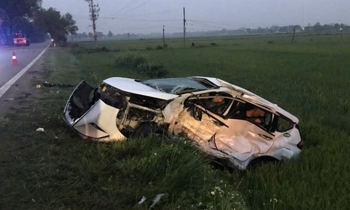 Hiện trường vụ va chạm giữa ô tô con và taxi ở Điện Biên, một người tử vong