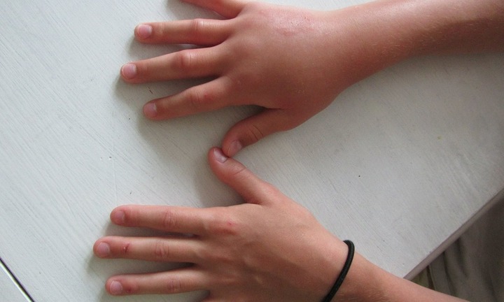 7 dấu hiệu trên cơ thể cảnh báo thận yếu