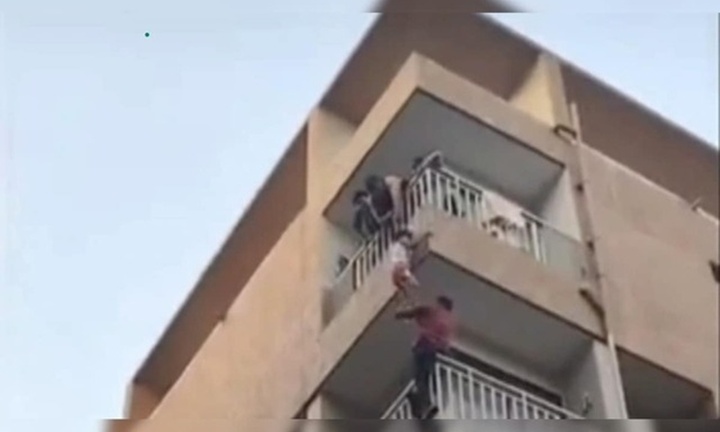 Clip: Thót tim cảnh người phụ nữ liều mình nhảy từ tầng 5 thoát khỏi đám cháy