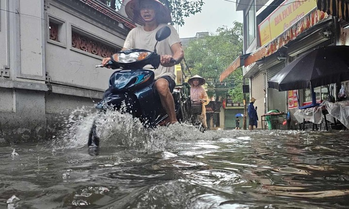 Hà Nội tiếp tục mưa lớn, cảnh báo gần 100 tuyến phố nguy cơ ngập úng